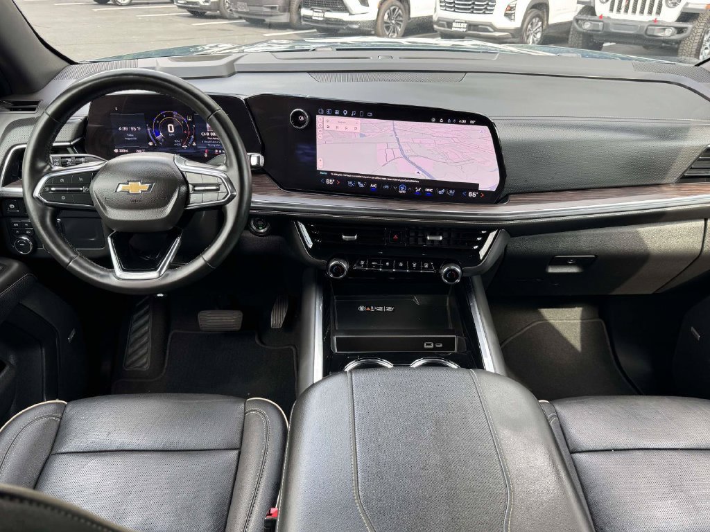Used 2025 Chevrolet Suburban Premier AWD/4WD image 3
