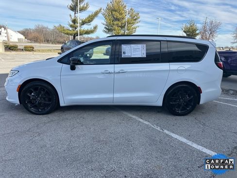 Used 2025 Chrysler Pacifica Limited image 18