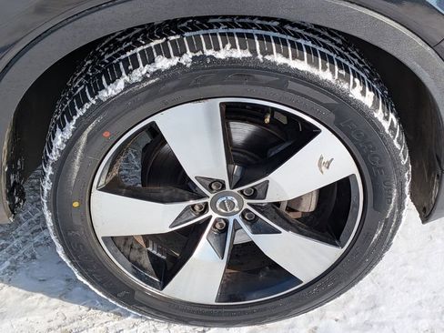 Used 2020 Volvo XC40 T4 Momentum image 9