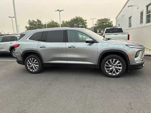 Used 2025 Buick Enclave Preferred AWD/4WD image 5