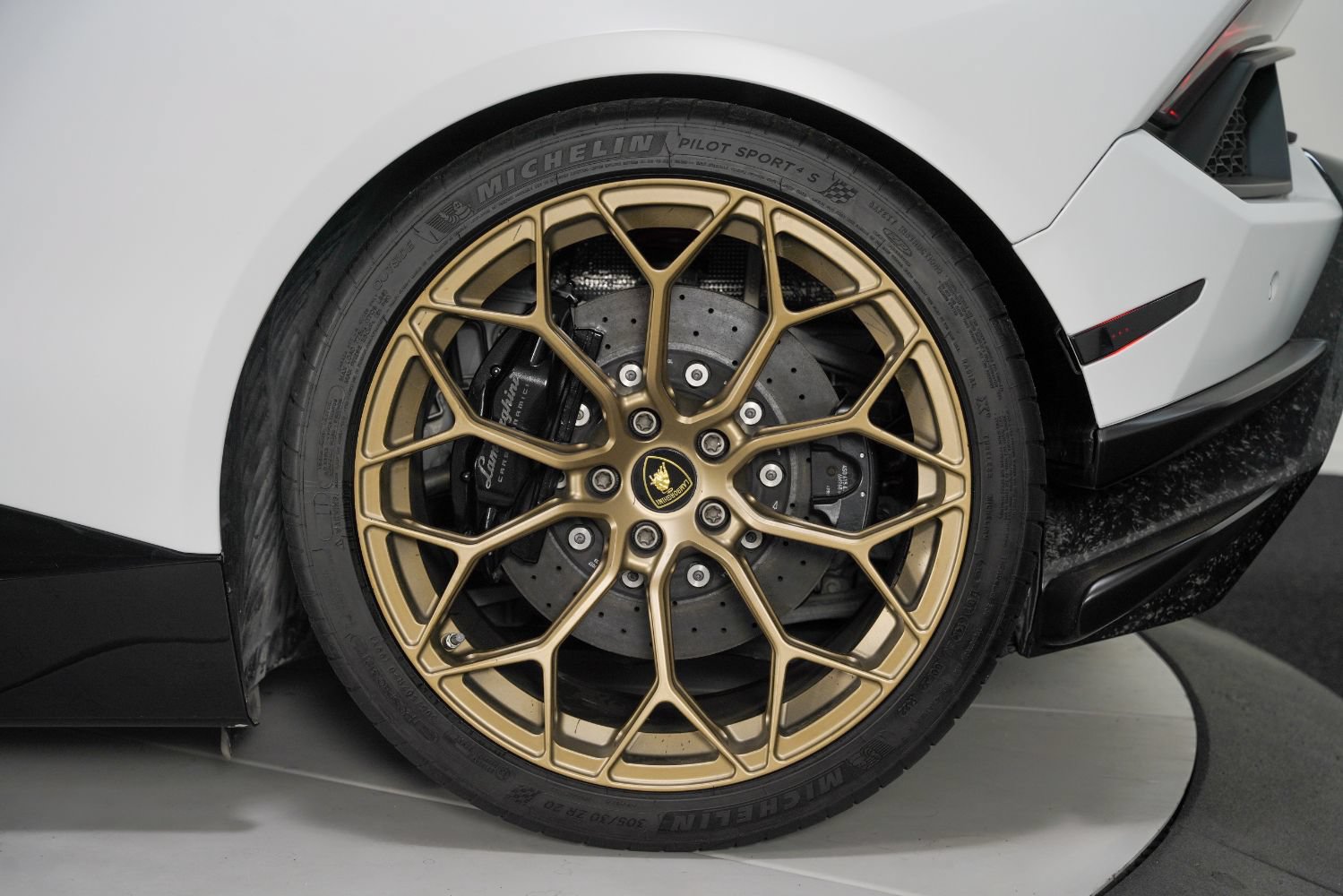 Used 2018 Lamborghini Huracan Performante AWD/4WD image 19