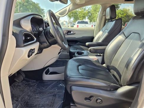 Certified 2022 Chrysler Pacifica Touring-L FWD image 13