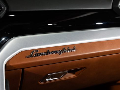 Used 2021 Lamborghini Urus AWD/4WD image 33