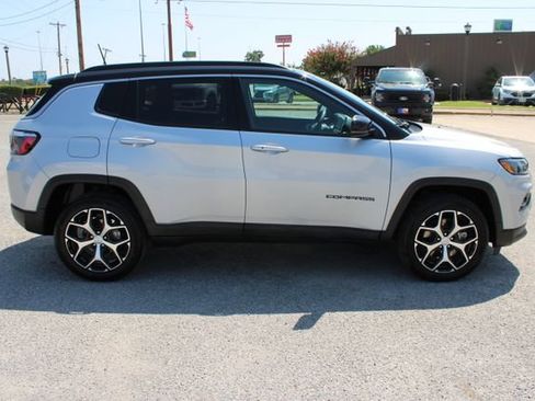 Used 2024 Jeep Compass Limited AWD/4WD image 4