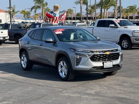 Used 2025 Chevrolet Trax LS w/ LS Convenience Package FWD image 3