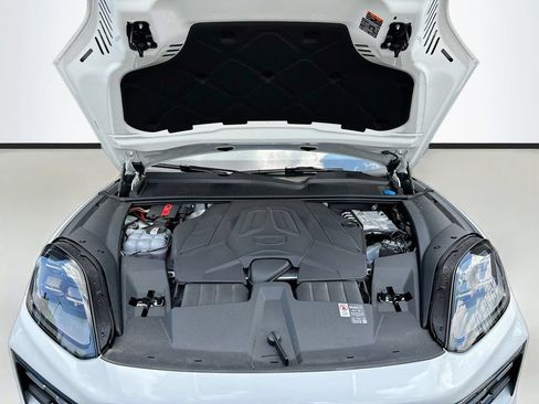 Certified 2026 Porsche Cayenne AWD/4WD image 32