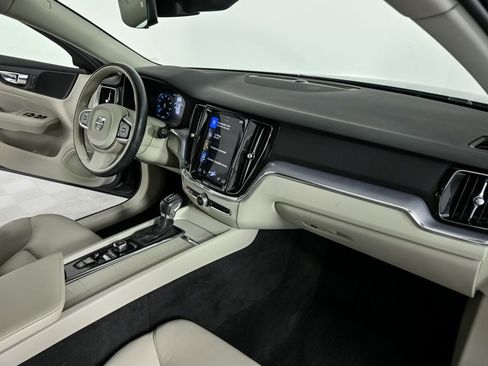 Used 2020 Volvo V60 T5 Momentum w/ Protection Package Premier image 22