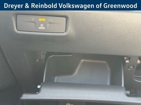 New 2025 Volkswagen Tiguan SE image 18