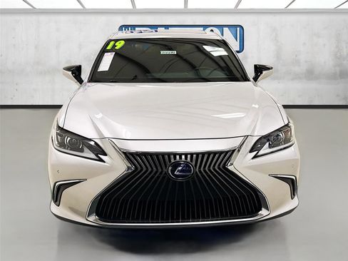 Used 2019 Lexus ES 300h w/ Luxury Package image 2