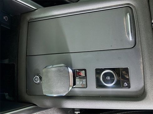 Used 2024 Land Rover Discovery S image 19