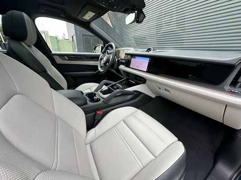 Certified 2025 Porsche Cayenne S image 41