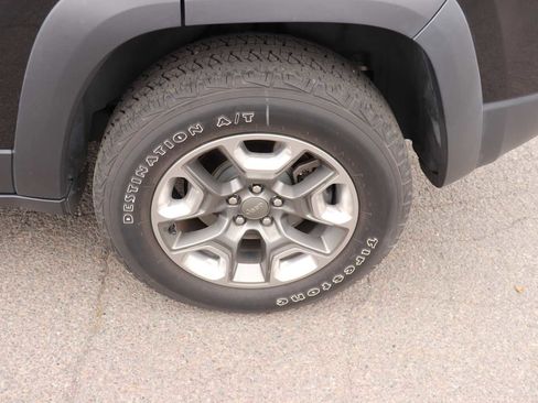 Used 2019 Jeep Cherokee Trailhawk AWD/4WD image 9