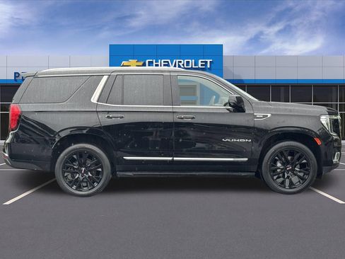 Certified 2022 GMC Yukon SLT w/ SLT Premium Package AWD/4WD image 3