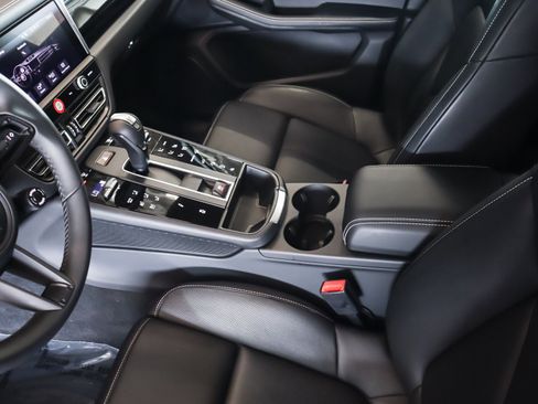 Used 2025 Porsche Macan Turbo image 19