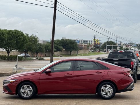Used 2025 Hyundai Elantra SE FWD image 7