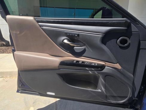 Used 2025 Lexus ES 300h w/ Premium Package FWD image 17