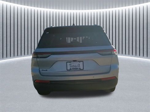 New 2025 Jeep Grand Cherokee Altitude image 4