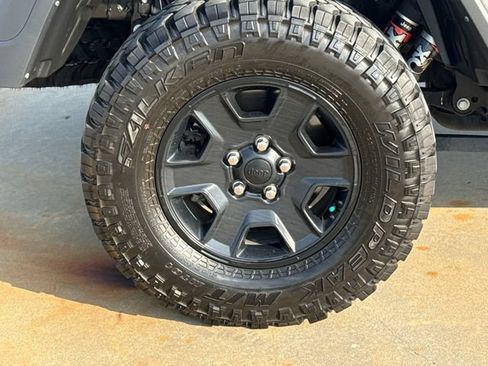 Used 2023 Jeep Gladiator Mojave AWD/4WD image 10