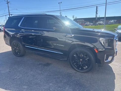 Used 2022 GMC Yukon SLT w/ SLT Premium Package image 3