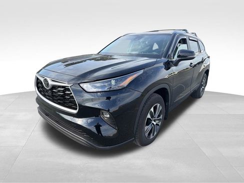 Used 2023 Toyota Highlander XLE AWD/4WD image 4