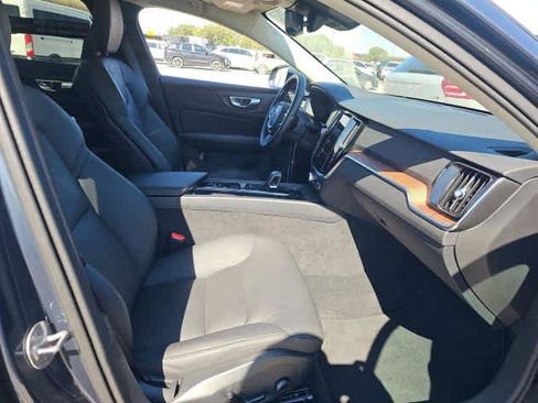 Used 2025 Volvo V60 B5 Cross Country Plus image 6