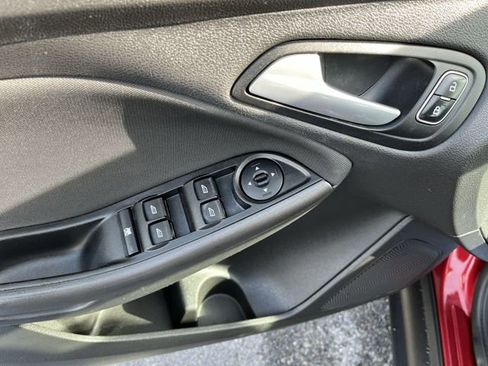 Used 2017 Ford Focus SEL image 17