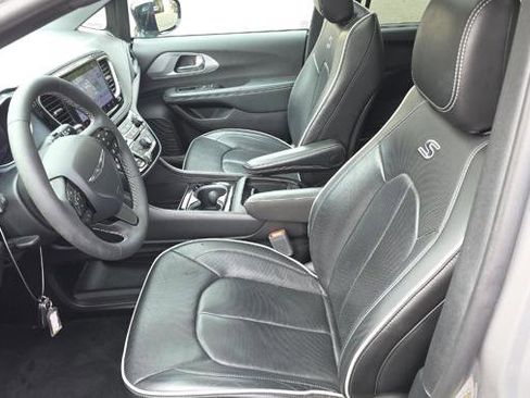 Used 2025 Chrysler Pacifica Limited image 9