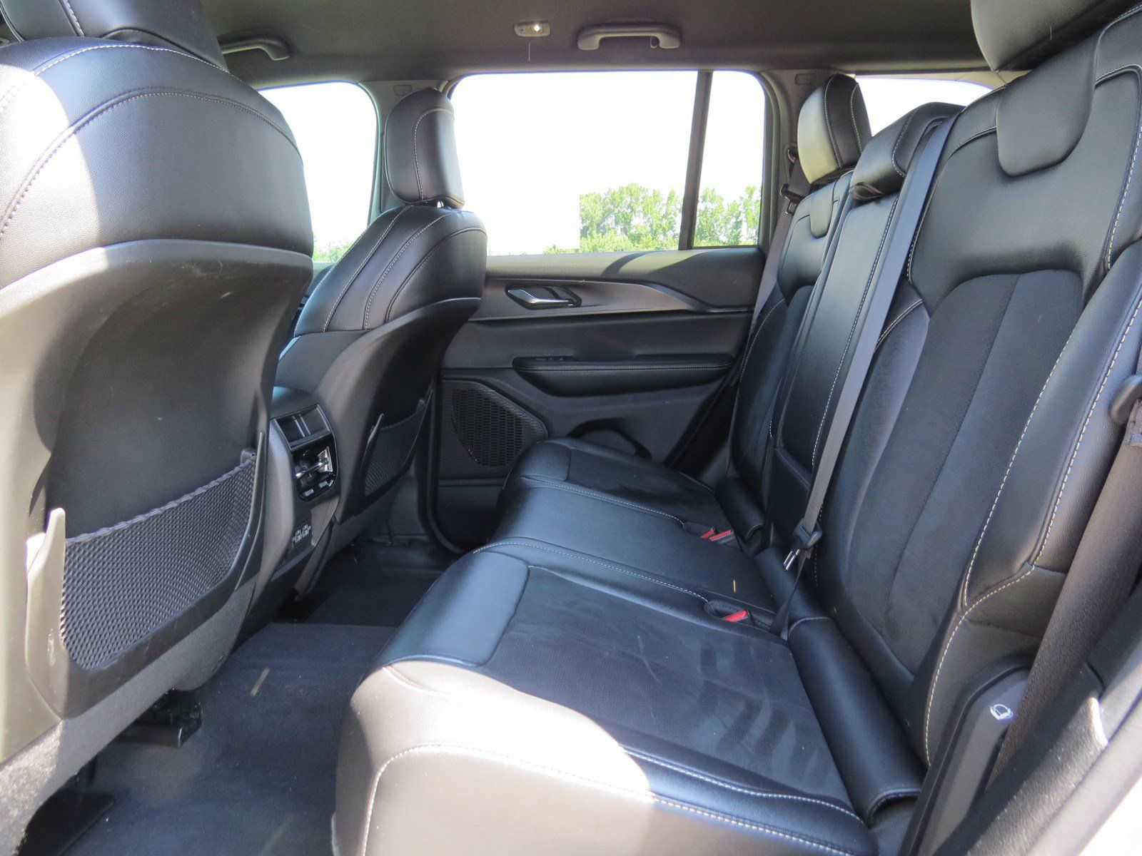 Used 2024 Jeep Grand Cherokee Altitude AWD/4WD image 13