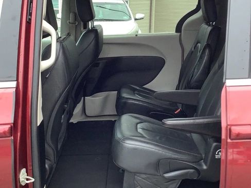 Used 2020 Chrysler Pacifica Touring-L image 13