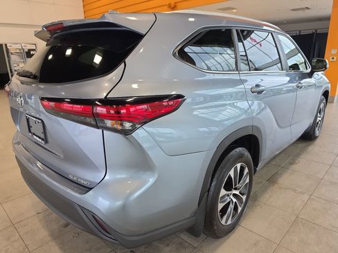Used 2023 Toyota Highlander XLE AWD/4WD image 7