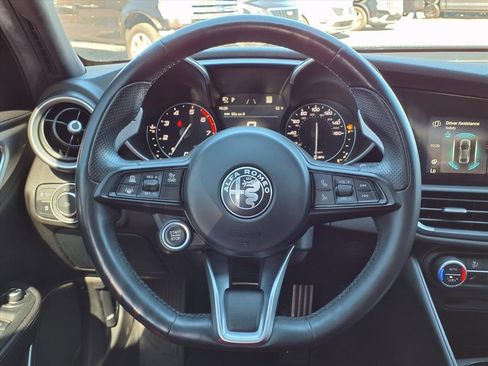 Used 2023 Alfa Romeo Giulia Veloce image 32