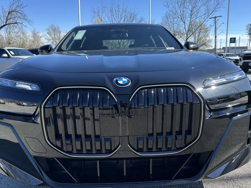 Used 2026 BMW i7 xDrive60 w/ Executive Package AWD/4WD image 3