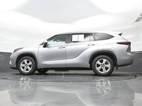 Used 2024 Toyota Highlander LE AWD/4WD image 30