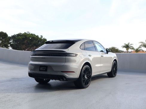 Certified 2025 Porsche Cayenne Turbo w/ Technology Package AWD/4WD image 9