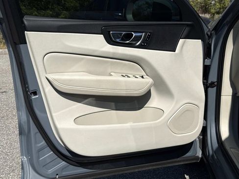 Used 2022 Volvo XC60 B5 Momentum w/ Climate Package FWD image 22