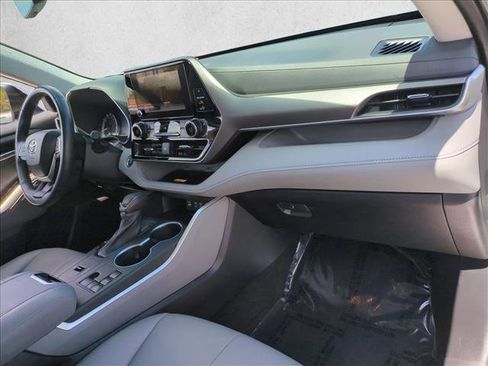 Used 2023 Toyota Highlander XLE FWD image 23