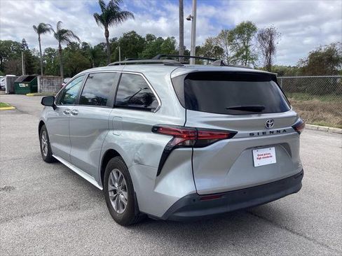 Used 2022 Toyota Sienna XLE w/ XLE Plus Package image 11