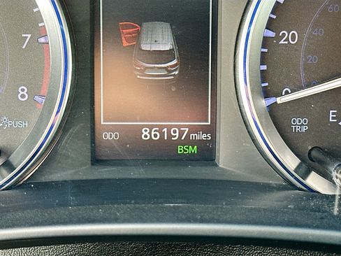 Used 2018 Toyota Highlander XLE image 19