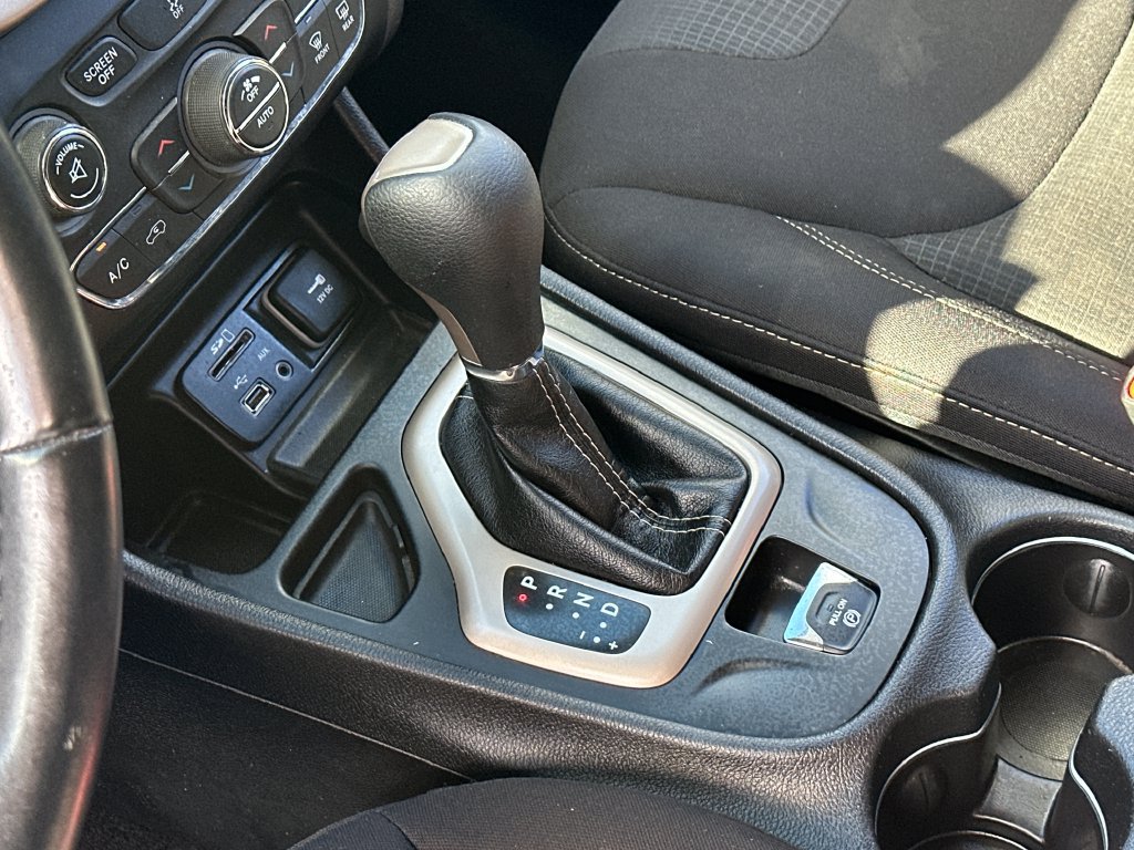 Used 2017 Jeep Cherokee Latitude w/ Comfort/Convenience Group FWD image 19
