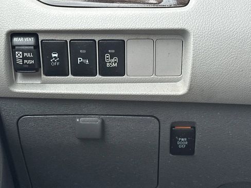 Used 2017 Toyota Sienna XLE Premium image 18