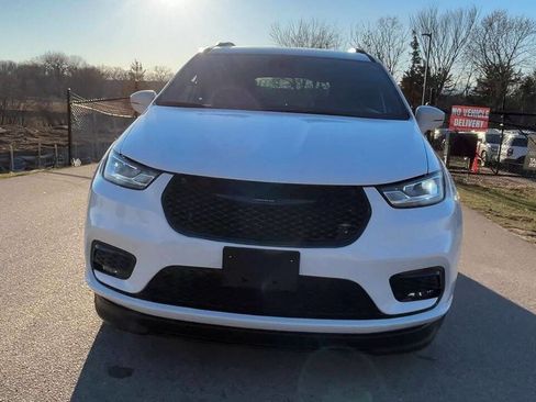 Used 2022 Chrysler Pacifica Touring-L w/ S Appearance Package image 3