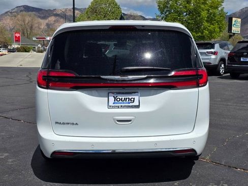 Used 2023 Chrysler Pacifica Touring-L FWD image 4