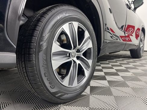 Certified 2023 Toyota Highlander XLE image 20