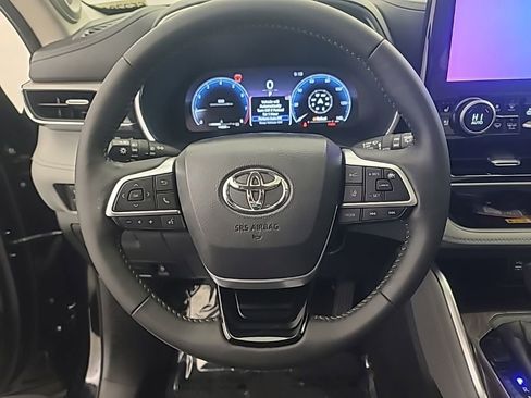 Used 2025 Toyota Highlander Platinum AWD/4WD image 37