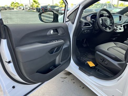 New 2026 Chrysler Voyager LX image 14