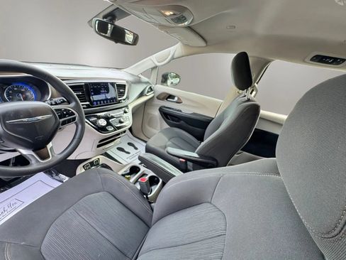 Used 2017 Chrysler Pacifica Touring FWD image 12
