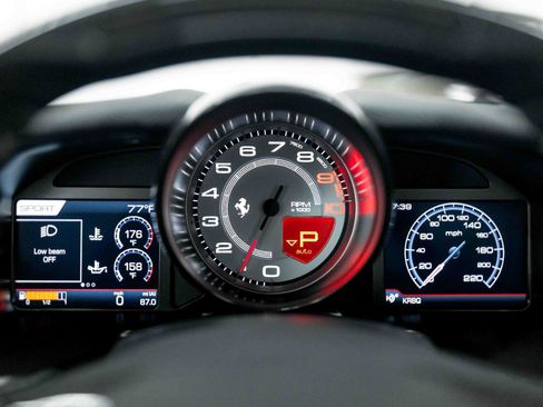 Used 2018 Ferrari 812 Superfast RWD image 78