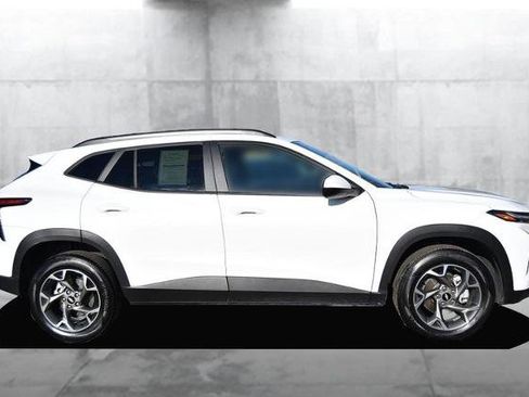 Used 2025 Chevrolet Trax LT w/ LT Convenience Package image 5