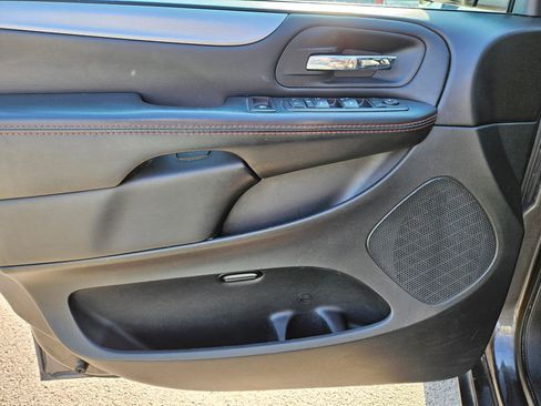 Used 2017 Dodge Grand Caravan GT FWD image 12