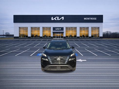 Used 2024 Nissan Rogue SV AWD/4WD image 2